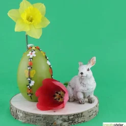 Clearance große Ostereikerze in grün mit doppelter, frühlingshafter Blumenranke verziert Osterkerzen