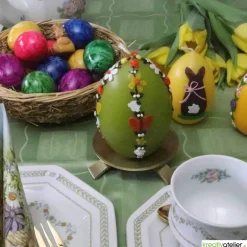 Clearance große Ostereikerze in grün mit doppelter, frühlingshafter Blumenranke verziert Osterkerzen