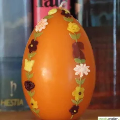Osterkerzen|Kreativatelier A & V große Ostereikerze in orange mit doppelter, frühlingshafter Blumenranke verziert, Osterdeko, Ostergeschenk