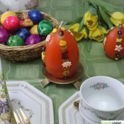 Osterkerzen|Kreativatelier A & V große Ostereikerze in orange mit doppelter, frühlingshafter Blumenranke verziert, Osterdeko, Ostergeschenk