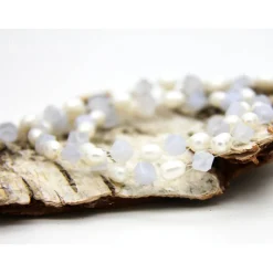 Sale Halskette in Weiß aus Süßwasserzuchtperlen sowie Chalcedon-Würfelchen in Aquablau, auch als Brautschmuck, Accessoire Brautschmuck