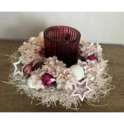 Adventskränze|AllerleiLiebe Haltbares Adventsgesteck mit Windlichtglas in kräftigen Beeren-, und rosatöne
