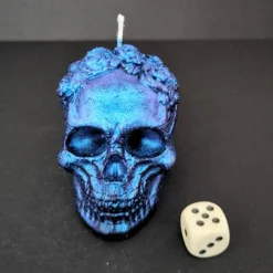 Deko Halloween|RoBo-Abenteuer Handgegossene Glitzer-Schädelkerze – blau schimmernd, Unikat aus recyceltem Wachs