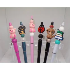 Papier & Schreibwaren|Punkrockdesign Handgemachter Kugelschreiber mit Silikonfigur & personalisierbarem Buchstabenanhänger – Geschenkidee mit Ersatzmine