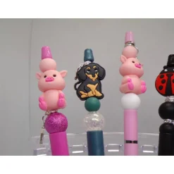 Papier & Schreibwaren|Punkrockdesign Handgemachter Kugelschreiber mit Silikonfigur & personalisierbarem Buchstabenanhänger – Geschenkidee mit Ersatzmine
