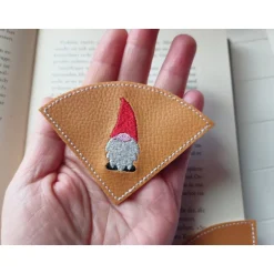 Wichtelzauber|SonnenGlueck Handmade Handgemachtes Lesezeichen Wichtel – gestickt auf braunem Kunstleder, Leseecke, vegan