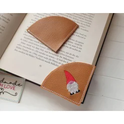 Wichtelzauber|SonnenGlueck Handmade Handgemachtes Lesezeichen Wichtel – gestickt auf braunem Kunstleder, Leseecke, vegan
