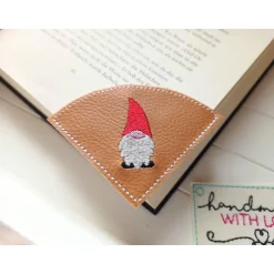 Wichtelzauber|SonnenGlueck Handmade Handgemachtes Lesezeichen Wichtel – gestickt auf braunem Kunstleder, Leseecke, vegan