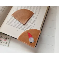 Wichtelzauber|SonnenGlueck Handmade Handgemachtes Lesezeichen Wichtel – gestickt auf braunem Kunstleder, Leseecke, vegan
