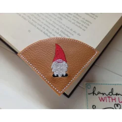 Wichtelzauber|SonnenGlueck Handmade Handgemachtes Lesezeichen Wichtel – gestickt auf braunem Kunstleder, Leseecke, vegan