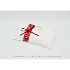 Ringkissen|Handmade-in-Franken Handgemachtes weißes Ringkissen mit roter Spitze, Unikat – 18x11 cm, Hochzeit & Trauung