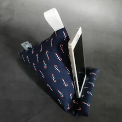 Weihnachtsgeschenke|Raeuberkind Handykissen / Sitzsack CANDY CANES  - Smartphonestütze, Tabletkissen, Kirschkernfüllung | RÄUBERKIND