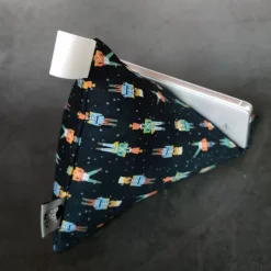 Best Handykissen / Sitzsack NUSSKNACKER  - Smartphonestütze, Tabletkissen, Kirschkernfüllung | RÄUBERKIND Weihnachtsgeschenke