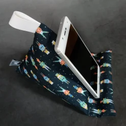 Best Handykissen / Sitzsack NUSSKNACKER  - Smartphonestütze, Tabletkissen, Kirschkernfüllung | RÄUBERKIND Weihnachtsgeschenke