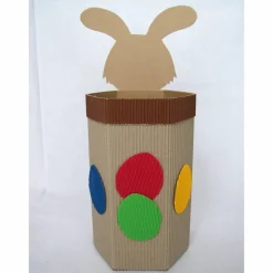 Osterkörbchen|Die Bunte Pforte Hasenkind mit Geschenkbox als Osterkörbchen, Osternest, Frühlingsdeko, Osterhase aus Wellpappe, Verpackung für Geschenke