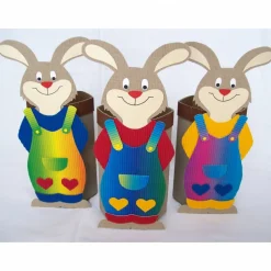 Osterkörbchen|Die Bunte Pforte Hasenkind mit Geschenkbox als Osterkörbchen, Osternest, Frühlingsdeko, Osterhase aus Wellpappe, Verpackung für Geschenke