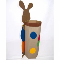 Osterkörbchen|Die Bunte Pforte Hasenkind mit Geschenkbox als Osterkörbchen oder Frühlingsdeko, Osternest, Osterhase aus Wellpappe