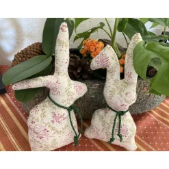 Best Hasenpaar aus schönem Blusenstoff, genähte Hasen im Set für Frühjahrs- und Osterdekoration Osterhasen