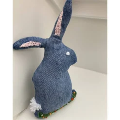 Hasenpaar Jeansstoff-Upcycling mit Stickereien und Verzierungen, Hasen im Set. Osterdekoration Osterhasen