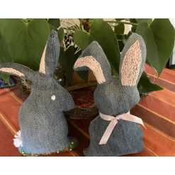 Hasenpaar Jeansstoff-Upcycling mit Stickereien und Verzierungen, Hasen im Set. Osterdekoration Osterhasen
