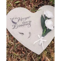 Outlet Herz aus Beton mit Schriftzug und Kunstrose Grabschmuck Trauer Grabgesteck Grabherz Gedenksteine