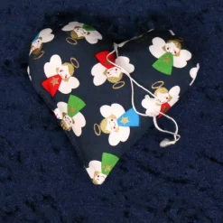 Outlet Herz aus blauem Stoff mit kleinen Engelchen Baumschmuck