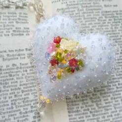 Best Herz mit Rosen als Anhänger Brosche handbestickt – Brautschmuck im Boho Ibiza Stil, Unikatschmuck Brautschmuck