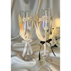 Sale Hochzeits-Champagnergläser „Love Sparkle“ – Handverzierte Sektgläser mit Perlen, AB-Schimmer & Federn im Brautpaar-Look Hochzeitsdeko