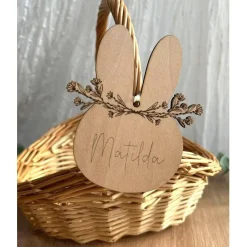 Online Holzanhänger Ostern aus Holz in Osterhasenform Blumenkranz personalisiert mit Name als kleines Geschenk, Hasenanhänger Osterkörbchen