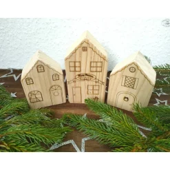 Weihnachtsdeko|Hübsches Aus Holz Holzhäuschen, weihnachtlich graviert, 3er-Set / Weihnachtsdorf