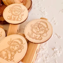 Best Holzklammer mit weihnachtlichen Highland-Cow Motiven, Wäscheklammer Bambus, Geschenkverpackungen, Geschenkanhänger Geschenkverpackungen