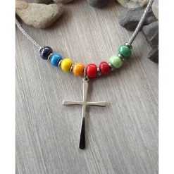 Kinderkette mit einem schlichten Kreuz und Rocailles in Regenbogenfarben Schmuck
