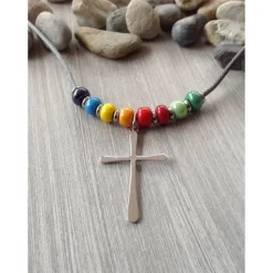 Kinderkette mit einem schlichten Kreuz und Rocailles in Regenbogenfarben Schmuck