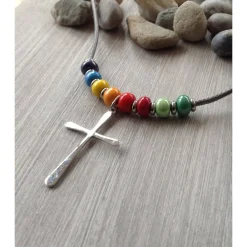 Kinderkette mit einem schlichten Kreuz und Rocailles in Regenbogenfarben Schmuck