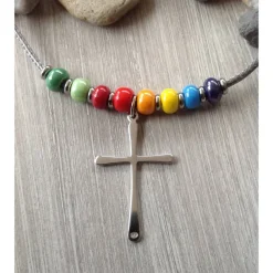 Kinderkette mit einem schlichten Kreuz und Rocailles in Regenbogenfarben Schmuck