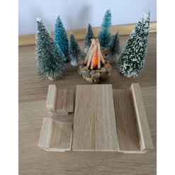 Klötzchen Möbelset Miniatur – Bank, Stuhl, Tisch & Lagerfeuer für Wichtelhaus, Puppenhaus & Miniaturen Wichtelzauber