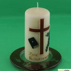 Clearance Konfirmationskerze in Elfenbein mit braunem Kreuz & Bibel – Optional mit Konfirmationsspruch Dekoration