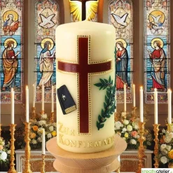 Clearance Konfirmationskerze in Elfenbein mit braunem Kreuz & Bibel – Optional mit Konfirmationsspruch Dekoration