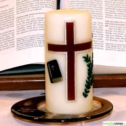 Clearance Konfirmationskerze in Elfenbein mit braunem Kreuz & Bibel – Optional mit Konfirmationsspruch Dekoration