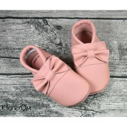 Online Krabbelpuschen aus Leder mit Schleife, Taufe, Geburt ab Gr. 18/19 - Lederpuschen mit Namen Namens- & Taufschuhe