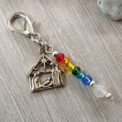 New 'Krippe to go' Anhänger mit bunten Rocailles  – handlicher Krippenstall aus Metall Krippen