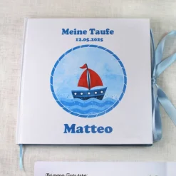Fotoalbum & Gästebuch|my-own-story maritimes Gästebuch & Album zur Taufe mit Segelboot in Tot & Blau auf dem Meer; blanko o. Fragen