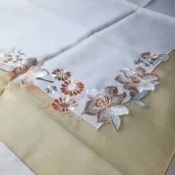 Mitteltischdecke mit zarter, filigraner Stickerei Ostertischdeko