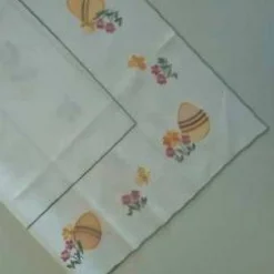 Mitteltischdecke mit zarter, filigraner Stickerei Ostertischdeko