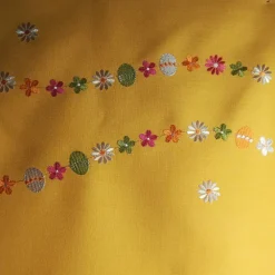 Mitteltischdecke mit zarter, filigraner Stickerei Ostertischdeko
