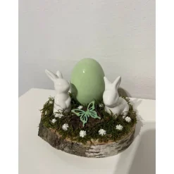 Best Osterdeko auf einer Baumscheibe Hasen grün Osterdeko