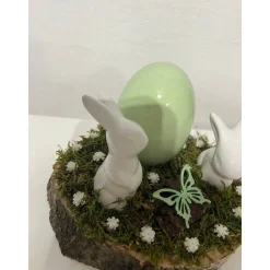 Best Osterdeko auf einer Baumscheibe Hasen grün Osterdeko