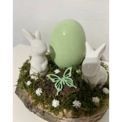 Best Osterdeko auf einer Baumscheibe Hasen grün Osterdeko