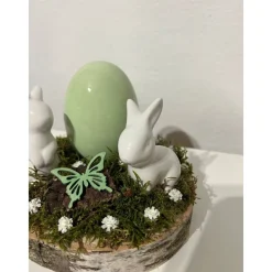 Best Osterdeko auf einer Baumscheibe Hasen grün Osterdeko