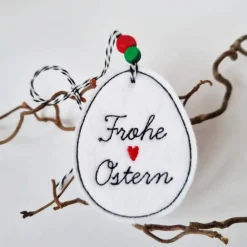 Outlet Osterei aus Filz mit zwei Holzperlen - FROHE OSTERN in Schreibschrift - von Ostereier